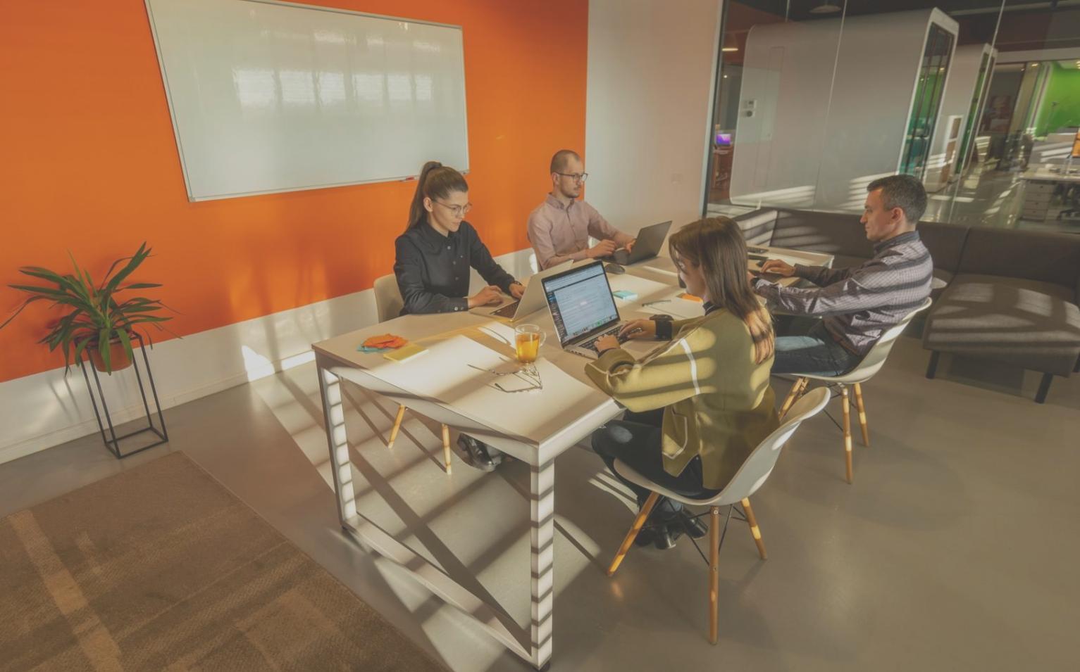 Equipo de analistas financieros trabajando con datos y gráficos de rendimiento